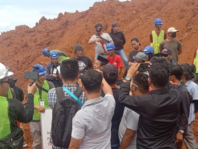 
 Puluhan karyawan PT GAN menghentikan aktivitas ilegal mining PT CSM. (Foto: Istimewa)