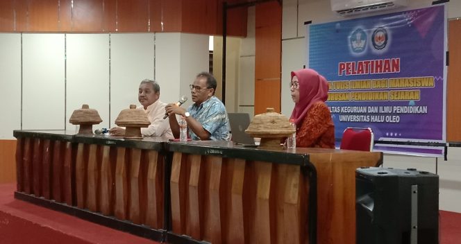 
 Dosen Pendidikan Sejarah UHO saat memberikan pelatihan karya tulis ilmiah bagi mahasiswa. (Foto: Istimewa)