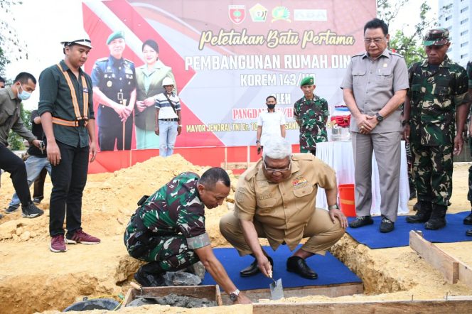 
 Pangdam XIV/Hasanuddin Mayjen TNI Dr. Totok Imam Santoso bersama Gubernur Sultra meletakkan batu pertama pembangunan rumah dinas Korem 143/Halu Oleo. (Foto: Istimewa)