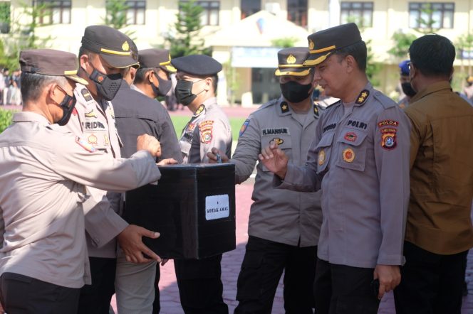 
 Ratusan Personil Polda Sultra mengumpulkan sumbangan untuk korban gempa di Cianjur. (Foto: Istimewa)