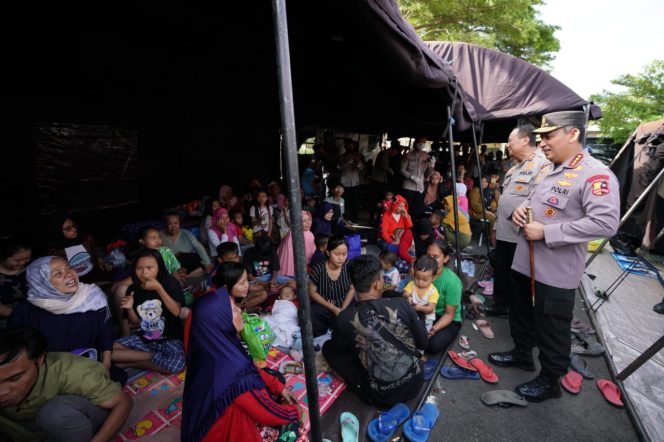 
 Kapolri Jenderal Listyo Sigit Prabowo meninjau beberapa tenda pengungsian masyarakat korban gempa bumi di Cianjur, Jawa Barat. (Foto: Istimewa)