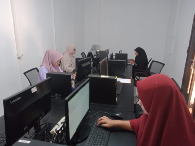
 Para guru SD danSMP di Kecamatan Kabaena Utara saat mengikuti pelatihan komputer. (Foto: Istimewa)