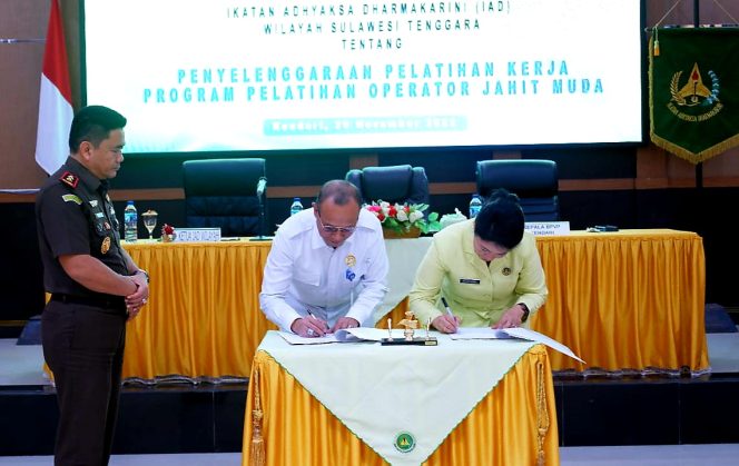 
 Penandatangan MoU oleh Kepala BPVP Kendari Dr. La Ode Haji Polondu, S.Pd., M.Pd. bersama Ketua Ikatan Adhyaksa Dharmakarini Wilayah Sulawesi Tenggara, Ny.  Herlina Susy Raimel dengan disaksikan oleh Kepala Kejaksaan Tinggi Sulawesi Tenggara Raimel Jesaja S.H.,M.H. (Foto: Istimewa)