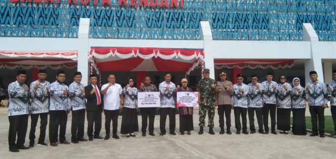 
 Pj Wali Kota Kendari, Asmawa Tosepu bersama sejumlah guru di Kota Kendari. (Foto: Istimewa)
