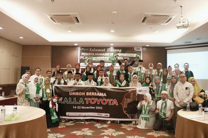 
 Kalla Toyota memberangkatkan 40 pelanggan pemenang grand prize Umrah ke Tanah Suci Makkah. (Foto: Istimewa)