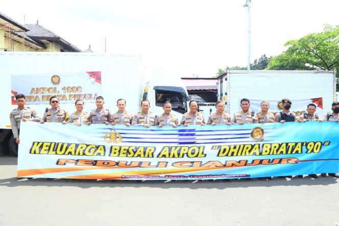 
 Alumni Akpol tahun 1990 menyalurkan bantuan untuk korban gempa Cianjur. (Foto: Istimewa)