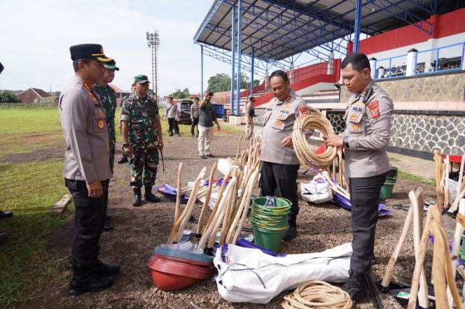 
 Ribuan personel Polri dikerahkan untuk bersihkan puing-puing pasca gempa Cianjur. (Foto: Istimewa)  