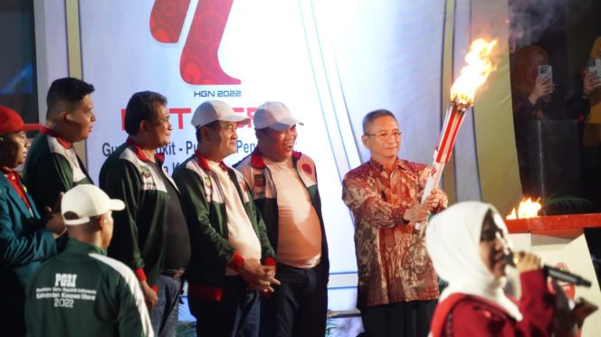  
Pembukaan Porseni HUT PGRI ke-77 tingkat Provinsi Sulawesi Tenggara di Lapangan Sepak Bola Kecamatan Molawe, Kabupaten Konawe Utara. (Foto: Istimewa)  