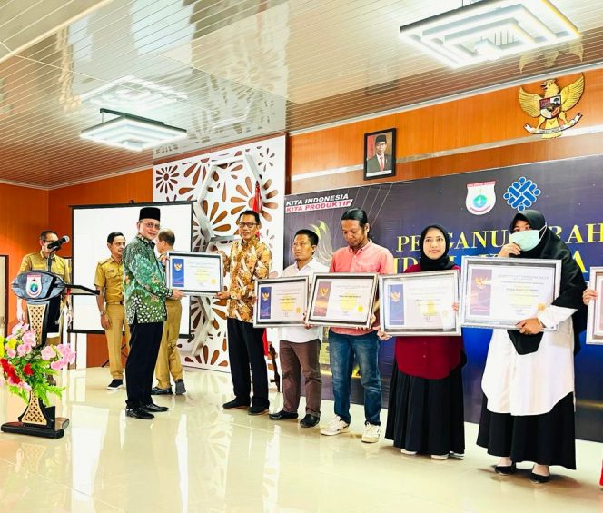 
 Kepala BPVP Kendari Dr. La Ode Haji Polondu  S.Pd.,M.Pd., mewakili Dirjen Binalavotas Kemnaker RI Dr. Ghazmahadi, ST.,MM, menyerahkan penghargaan Siddhakarya terhadap para pelaku usaha di Sulawesi Barat. Foto: Istimewa 