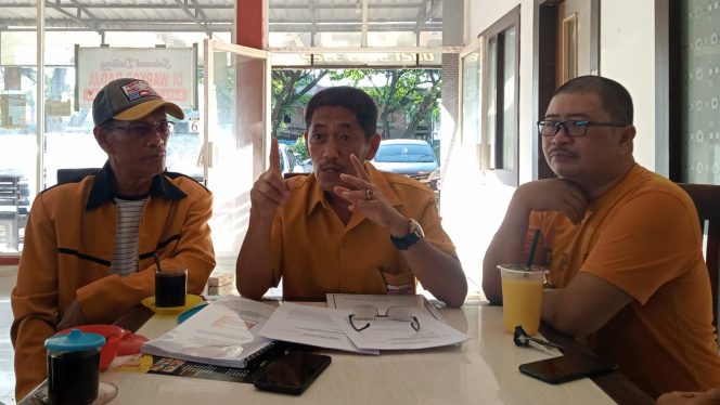 
 Ketua Forum Penyelamat Partai Hanura Provinsi Sulawesi Tenggara Sukma Kutana didampingi sejumlah pengurus Hanura lainnya kepada awak media saat menggelar konferensi pers di salah satu kedai kopi di Kendari. Foto: Istimewa