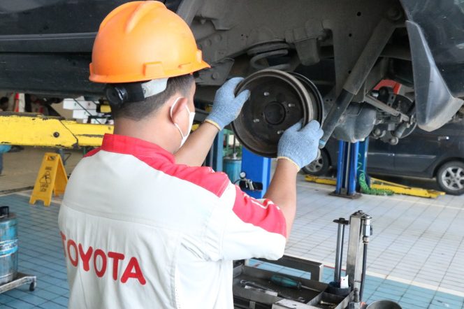 
 Teknisi profesional bengkel Kalla Toyota sedang melakukan perbaikan pada kendaraan pelanggan beberapa waktu lalu. Foto: Istimewa 