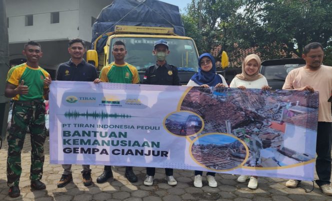 
 Tim Kemanusian PT Tiran Indonesia dipimpin Ibu Sry Widya Astuti selaku Direktur SDM Tiran Group menyerahkan bantuan kepada korban gempa Cianjur. (Foto: Istimewa)