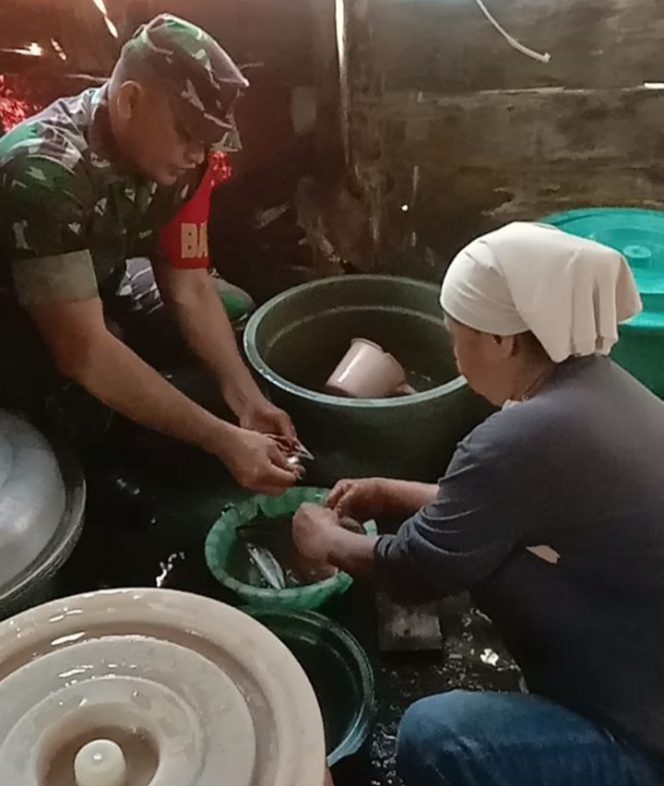 
 Babinsa Koramil 1417 - 04/Lainea Serma Bebiyanto wilayah Kolono saat memantau sekaligus mengunjungi dan membawakan bingkisan kepada warganya. Foto: Istimewa