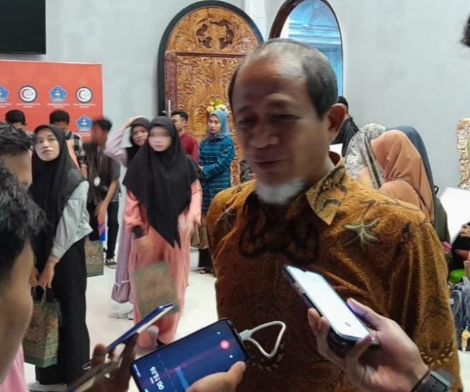 
 Prof Usman Rianse saat diwawancarai sejumlah awak media. Foto: Istimewa 
