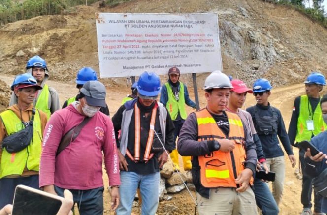 
 Manajemen PT GAN memasang plang dan menutup jalan hauling di lokasi IUP yang sedang dipersengketakan dengan PT CSM. Foto: Istimewa 
