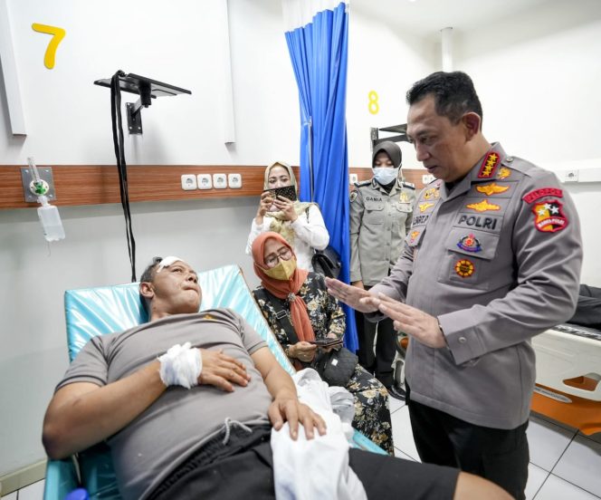 
 Jenderal Listyo Sigit Prabowo menjenguk masyarakat dan personel polri korban peristiwa bom bunuh diri Mapolsek Astana Anyar di Rumah Sakit Immanuel, Bandung, Jawa Barat. (Foto: Istimewa)