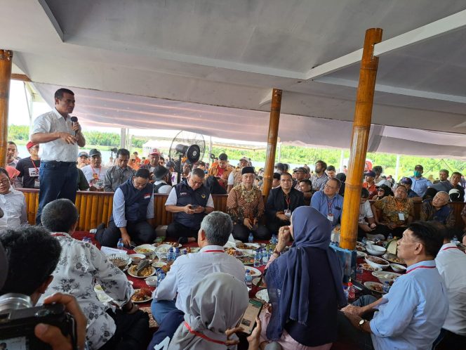 
 Pertemuan Andi Amran Sulaiman dengan mantan Gubernur DKI Jakarta Anies Rasyid Baswedan di Empang Panaikang Kawasan Tello Kota Makassar. Foto. Istimewa  