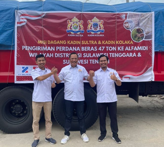 
 Pengiriman beras oleh Kadin Sultra dan Kadin Kolaka ke Alfamidi. (Foto: Istimewa)