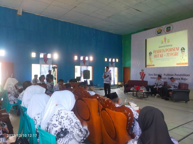 
 Bupati Konut Ruksamin saat menjadi narasumber pada seminar HUT PGRI. (Foto: Redaski)