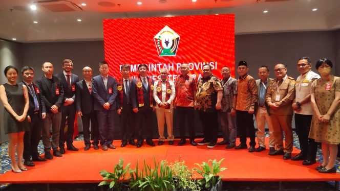 
 Foto bersama usai penandatanganan kesepakatan rencana pembangunan pabrik baterai oleh perusahaan China Kecamatan Routa Kabupaten Konawe. (Foto: Istimewa)