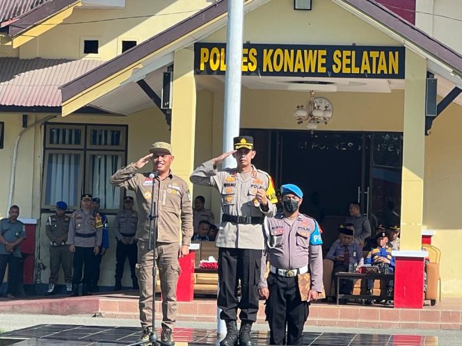 
 Wakil Bupati Konawe Selatan, Rasyid yang didampingi oleh Kapolres Konsel AKBP Wisnu Wibowo bertindak selaku pimpinan apel. Foto: Istimewa 