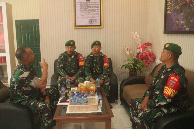 
 Dandim 1417/Kendari Kolonel Czi Bintarto JY, S.IP. , M.Han melaksanakan konseling bersama beberapa anggota Babinsa. Foto: Istimewa 