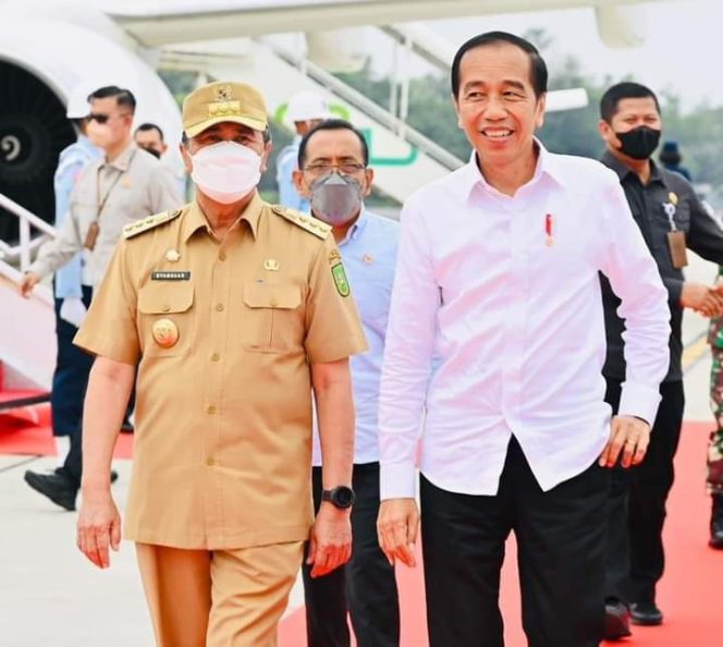 
 Presiden Jokowi tiba di Bandar Udara Internasional Sultan Syarif Kasim II, Kota Pekanbaru. Foto: Istimewa 