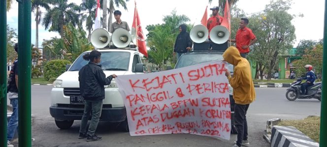 
 Massa aksi dari AP2 Sultra saat mengelar aksi unjuk rasa di Kantor Kejati sultra.  Foto: Tim