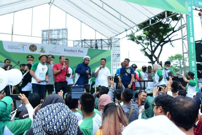 
 Pembagian undian usai jalan sehat di ex MTQ Kendari. Foto: Istimewa 
