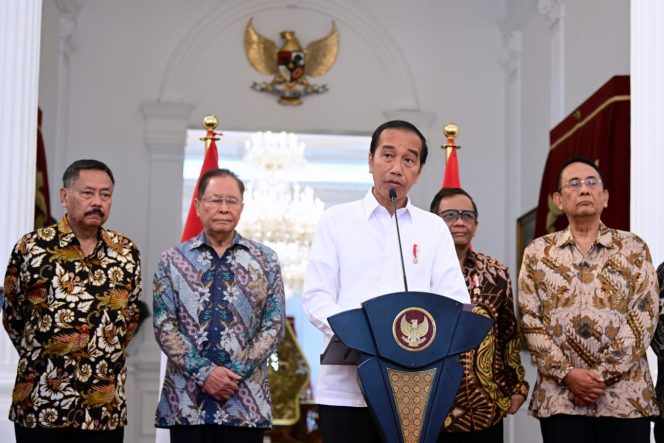 
 Presiden Joko Widodo saat melakukan konferensi pers usai menerima laporan dari Tim Penyelesaian Non Yudisial Pelanggaran Hak Asasi Manusia yang Berat (PPHAM) di Istana Merdeka. Foto: Istimewa 