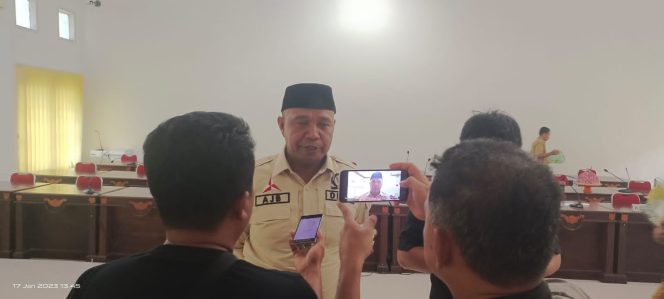 
 Ketua Komisi III DPRD Muna, Awal Jaya Balombo saat diwawancarai sejumlah awak media. Foto: Nursan 