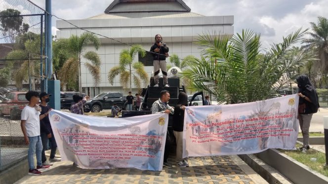 
 Massa aksi yang tergabung dalam Dewan Pimpinan Daerah Provinsi Sulawesi Tenggara Badan Penelitian Aset Negara dan Lembaga Aliansi Indonesia menggelar aksi demonstrasi di Kantor DPRD Sultra terkait dengan aktivitas PT GMS. Foto: Husain