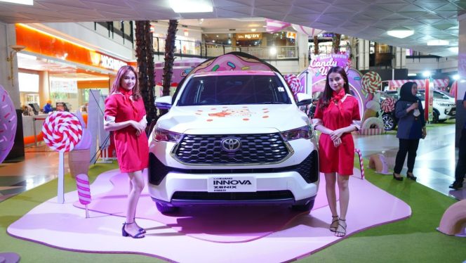 
 Usher berfoto di samping unit All New Kijang Innova Zenix di pameran Kalla Toyota beberapa waktu lalu. Foto: Istimewa 