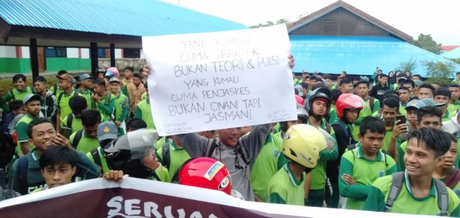 
 Ratusan siswa saat menggelar aksi di halaman SMKN 2 Muna. Foto: Istimewa 
