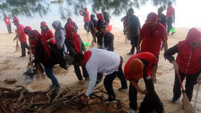 
 Sejumlah Pengurus dan Kader PDI-P Sultra sedang membersihkan pantai Toronipa. Foto: Husain