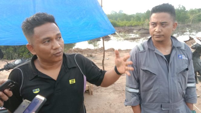 
 Khadafid (kanan) manajer lapangan PT Dokmor Optima Kajayan saat diwawancarai di lokasi galangan kapal. Foto: Husain