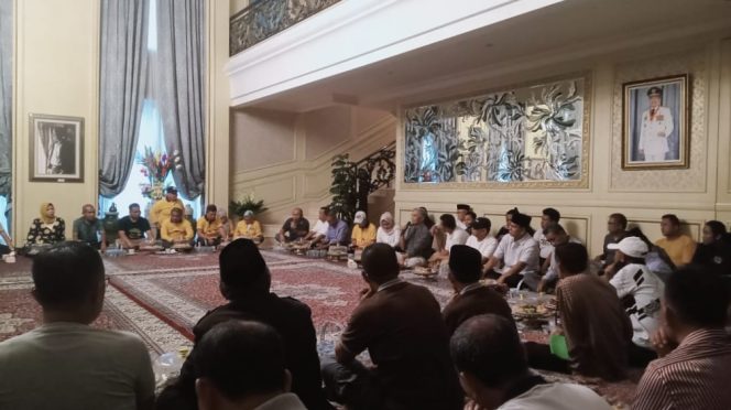  
Para relawan dan simpatisan menggelar rapat terkait dengan rencana kunjungan Anies Baswedan di Sulawesi Tenggara. Foto: Istimewa