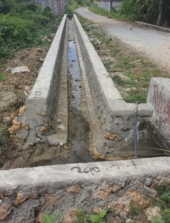 
 Pekerjaan Pembuatan Tanggul di Jalan Labora oleh BPBD Muna. Foto: Nursan