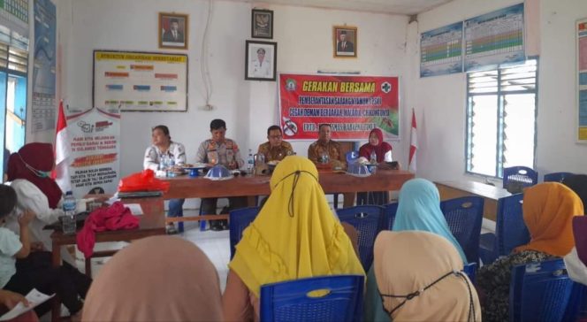 
 Kepala Puskesmas Kabaena Timur, Hernawati,S.Kep.Ns didamping Kepala Desa Tapuhaka, Asrianto dan pihak kepolisian saat sosialisasi PSN. Foto: Irfan