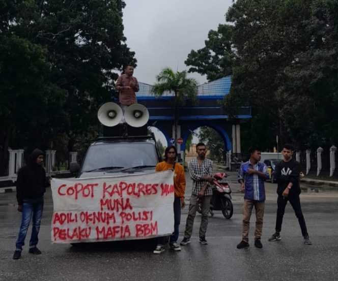 
 Sejumlah mahasiswa asal Muna saat menggelar aksi demonstrasi di depan Polda Sultra. Foto: Istimewa 