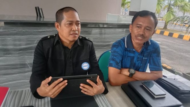 
 Supardi (kanan) bersama kuasa hukumnya saat melakukan konferensi pers. Foto: Husain