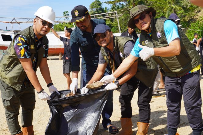 
 Karyawan PT GKP membersihkan pantai. Foto: Istimewa 