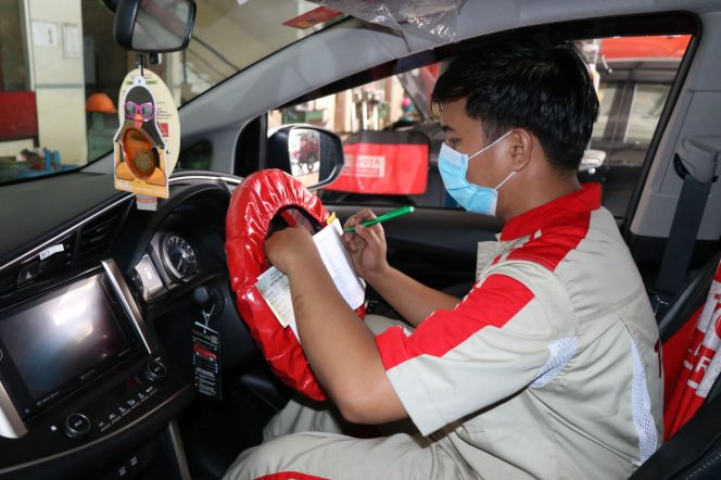 
 Teknisi Kalla Toyota sedang melakukan check up kendaraan pelanggan di bengkel Kalla Toyota Serui beberapa waktu lalu. Foto: Istimewa 