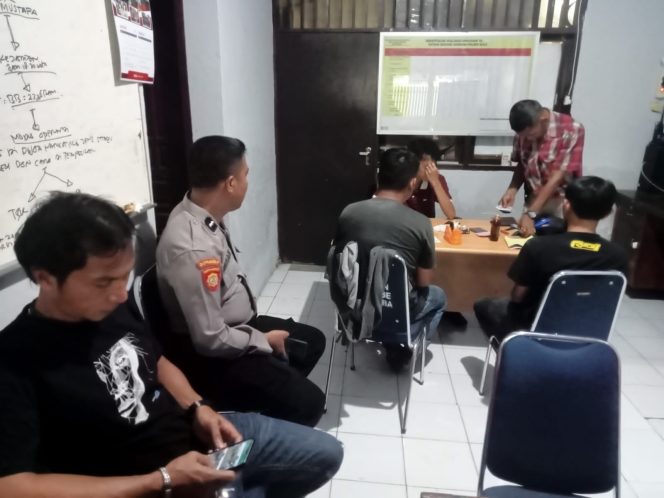 
 Dua karyawan yang kedapatan pakai sabu di site PT CNI sedang diperiksa. Foto: Istimewa