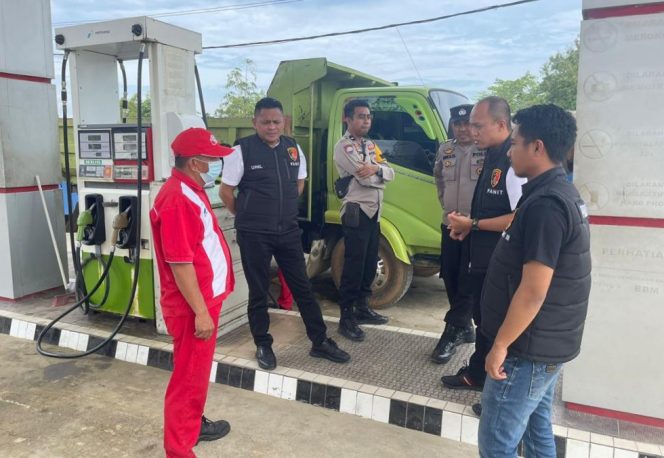  
Tim Ditreskrimsus Polda Sultra saat melakukan pengecekan di salah satu SPBU di Kendari. Foto: Istimewa
