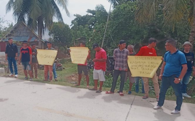 
 Masyarakat Kabaena Timur saat melakukan demonstrasi di Kantor Camat terkait dengan PT Amindo. Foto: Penafaktual.com