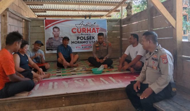 
 Kegiatan Jumat Curhat Polsek Moramo Utara di Desa Mekar Jaya. Foto: Istimewa 