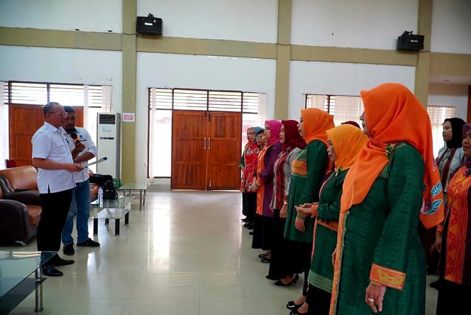 
 Kepala BPVP Kendari La Ode Haji Polondu mengukuhkan pengurus DWP periode 2023-2025. Foto: Istimewa