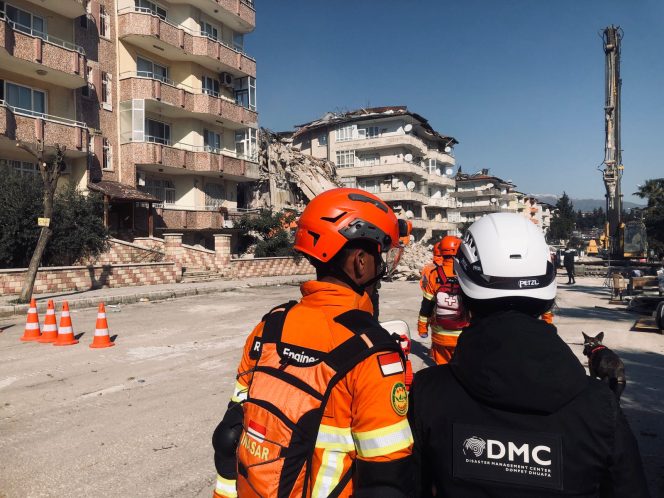 
 Penyisiran lokasi reruntuhan gempa di Turki. Foto: Istimewa