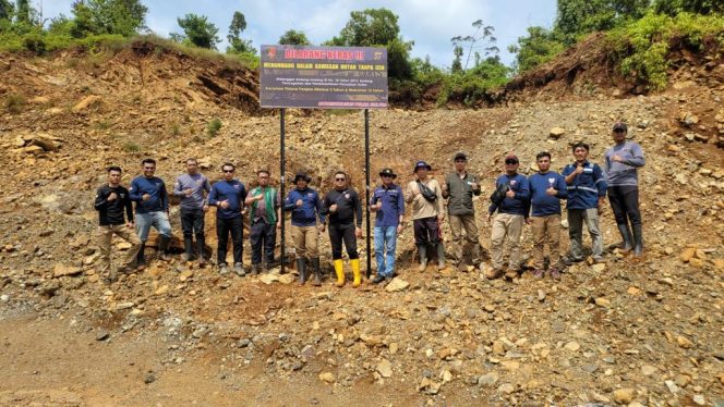 
 Tim gabungan Polda Sultra, PT Antam Tbk, Kementrian ESDM dan Dinas Kehutanan Provinsi Sultra melakukan patroli Ilegal Mining di Blok Mandiodo. Foto: Istimewa